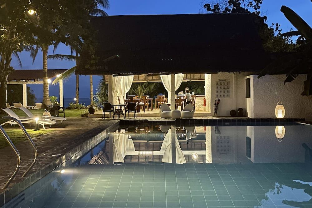 حوض السباحة