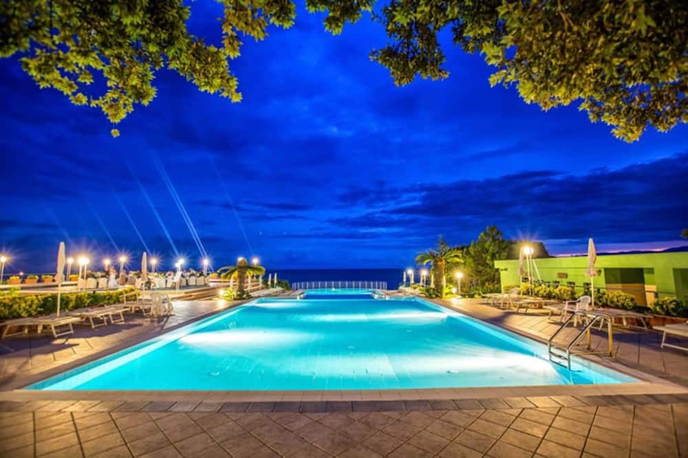 حوض السباحة صورة