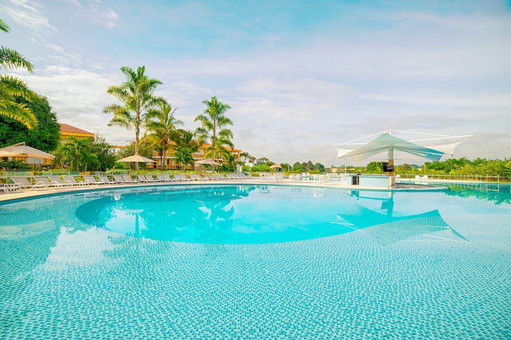 حوض السباحة