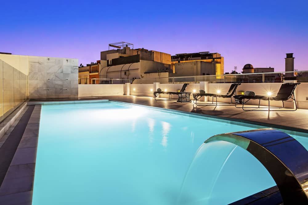 حوض السباحة