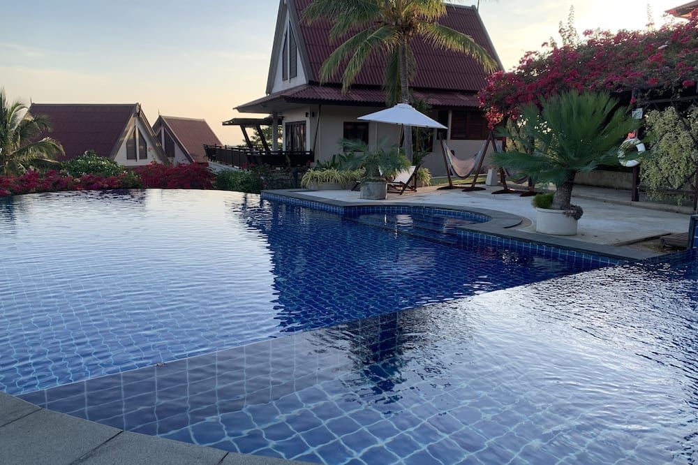 حوض السباحة