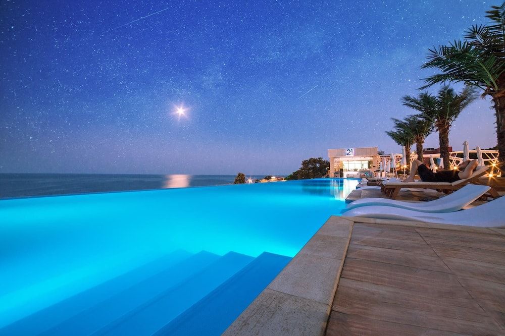 حوض السباحة