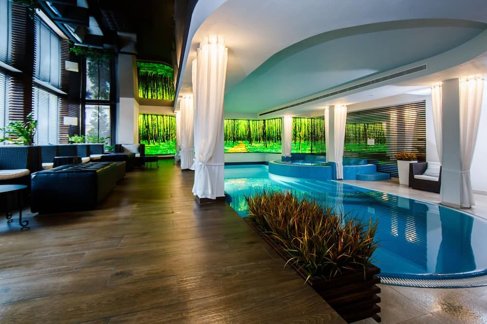 حوض السباحة