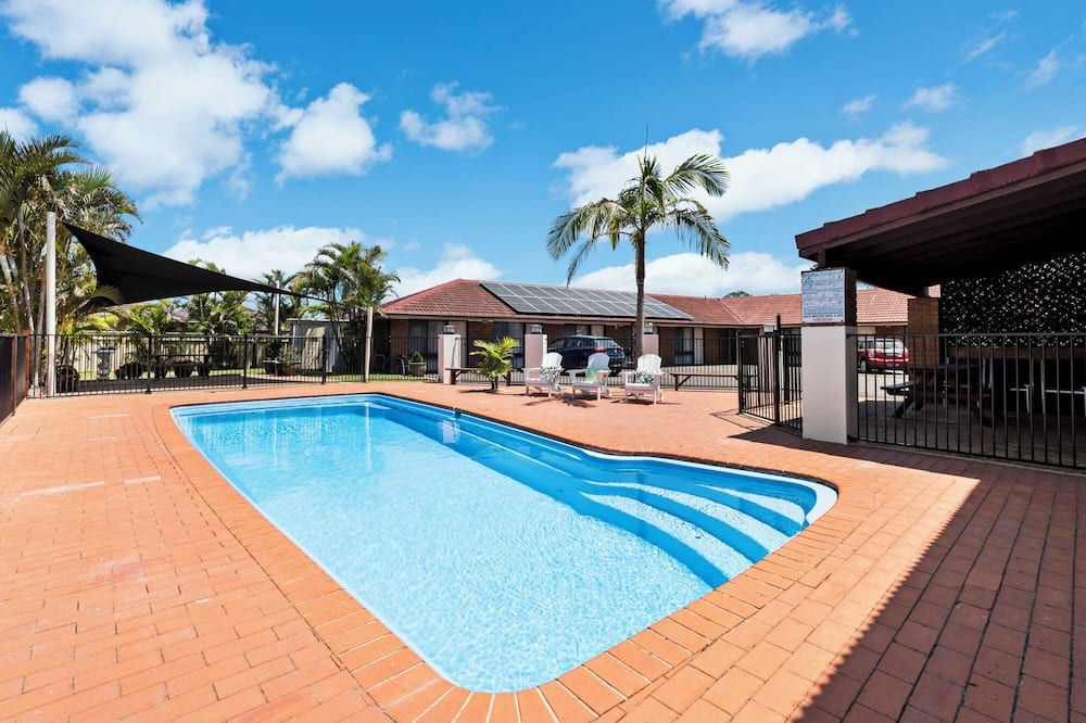 حوض السباحة