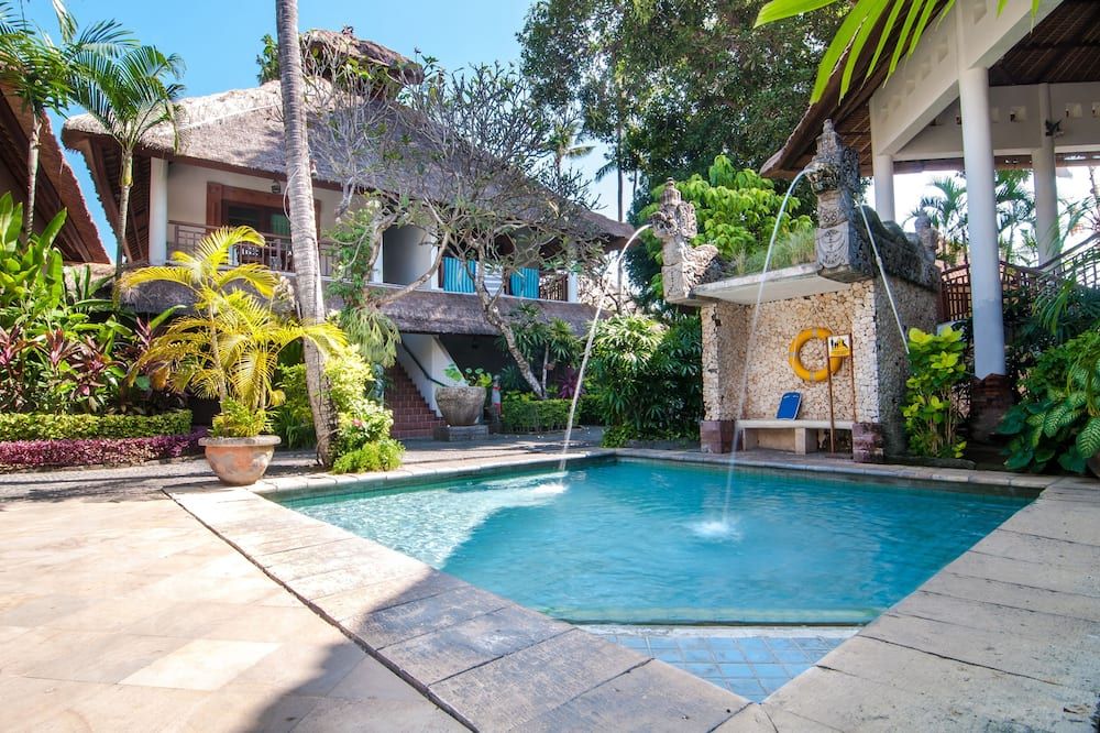 حوض السباحة