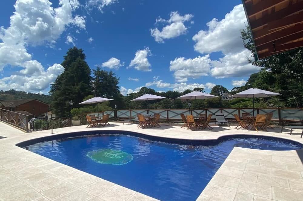 حوض السباحة