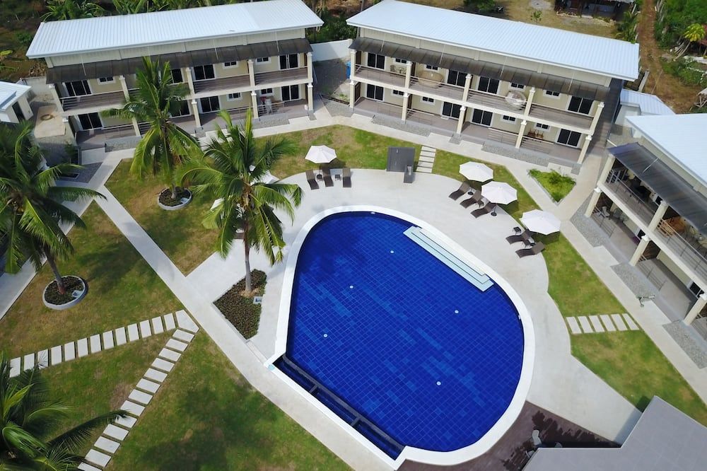 حوض السباحة