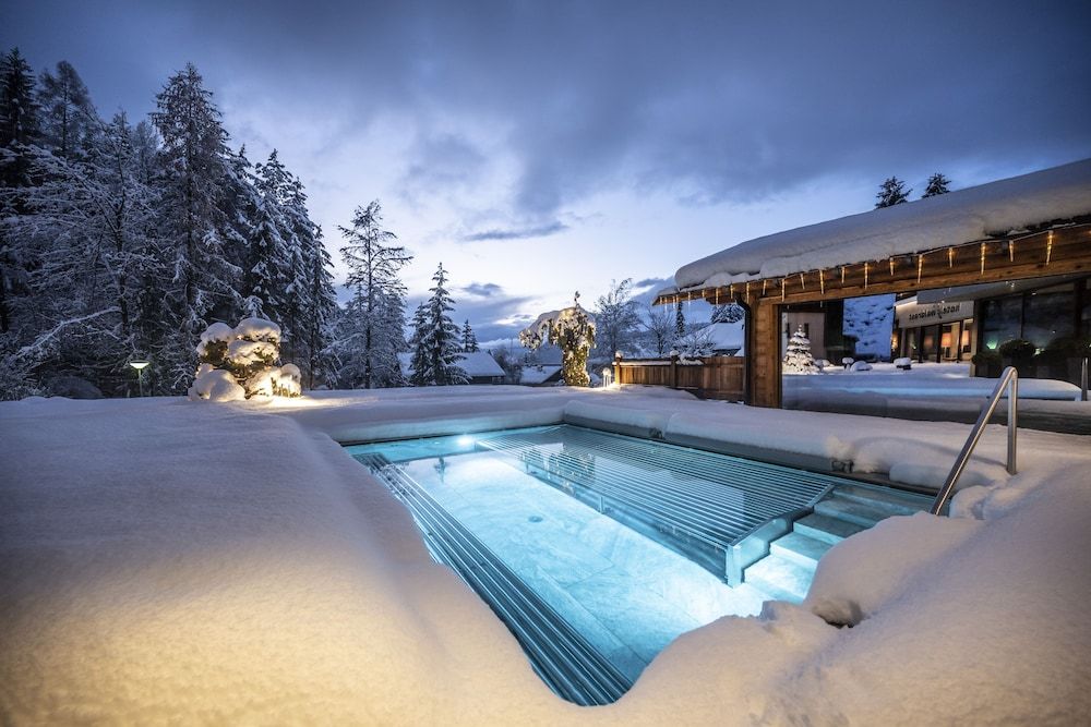 حوض السباحة