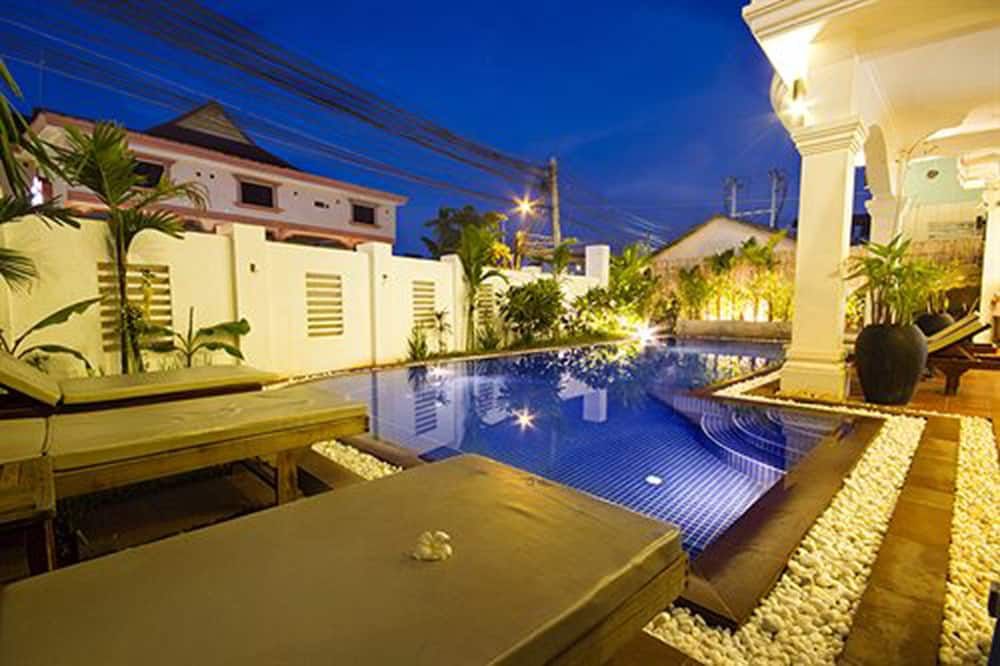 حوض السباحة