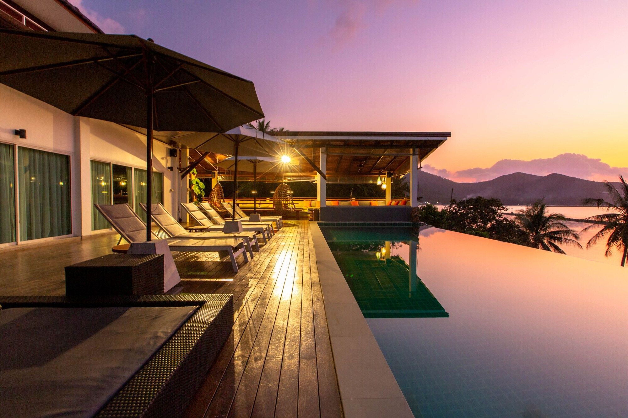 حوض السباحة