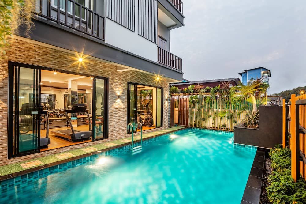 حوض السباحة