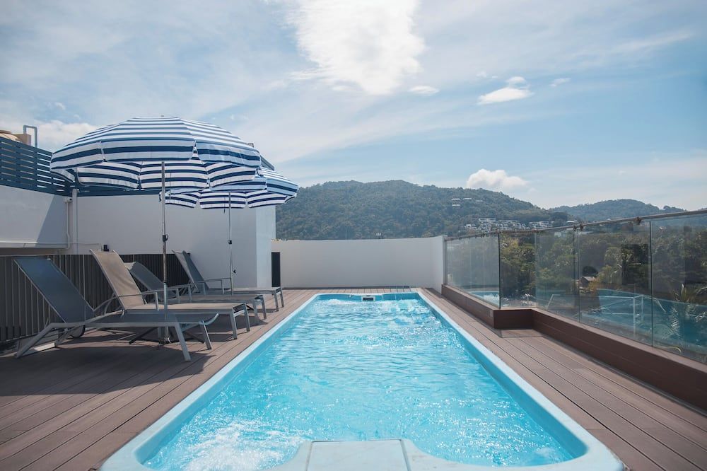 حوض السباحة