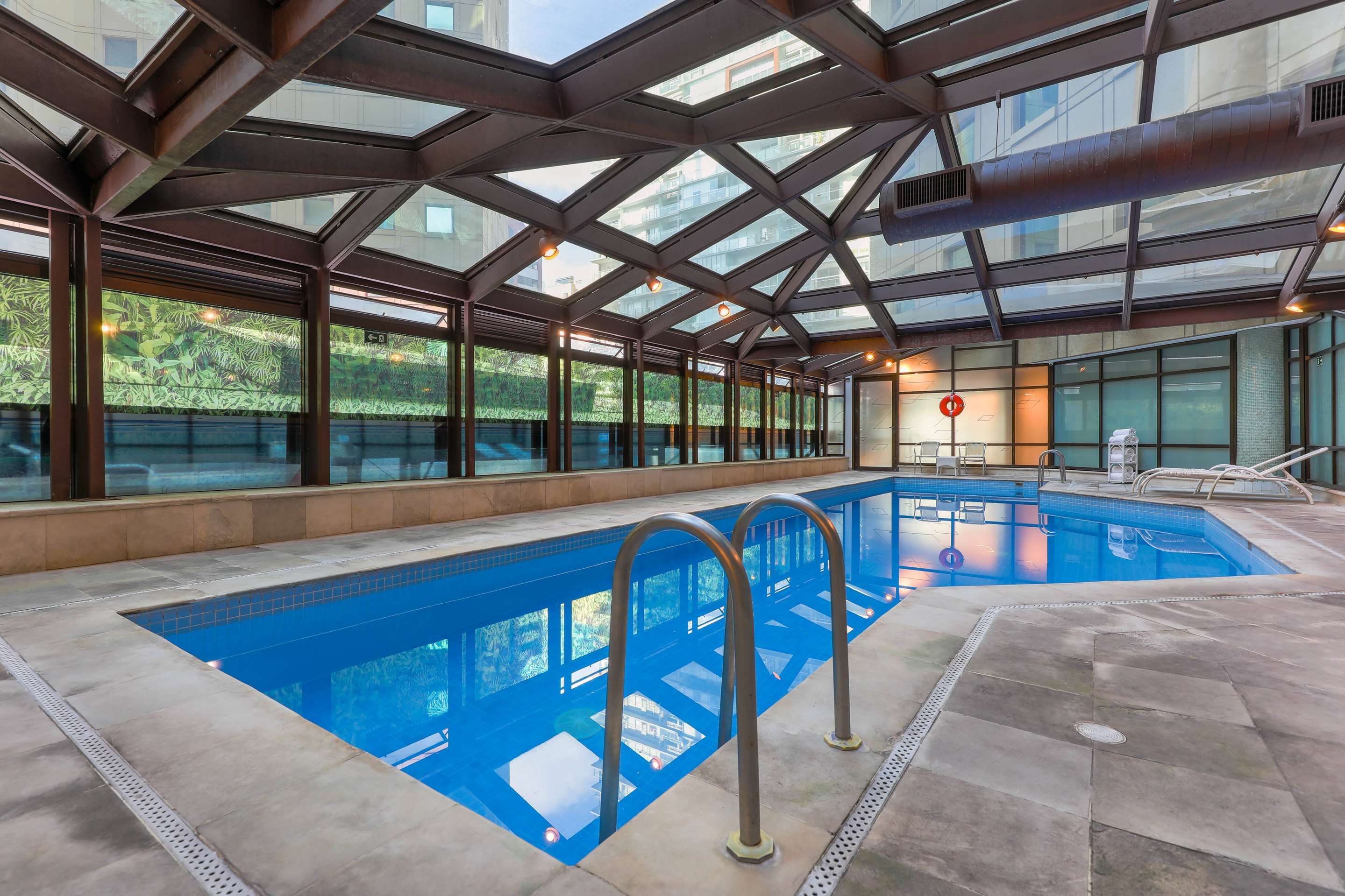 حوض السباحة