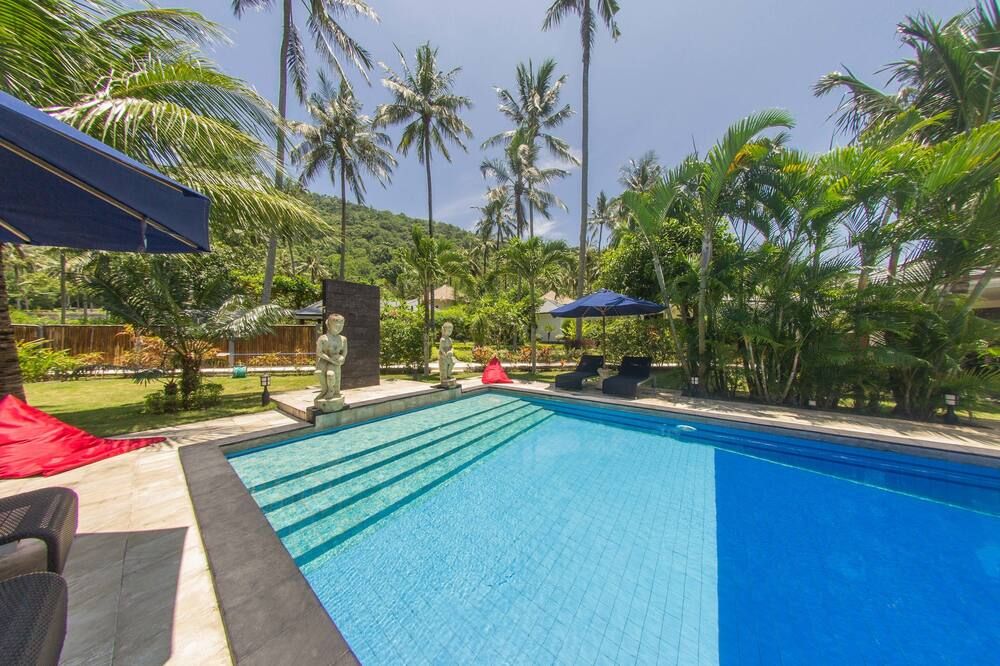 حوض السباحة