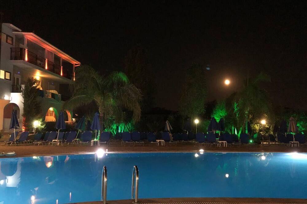 حوض السباحة