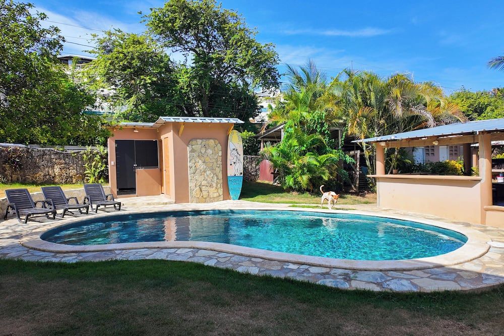 حوض السباحة