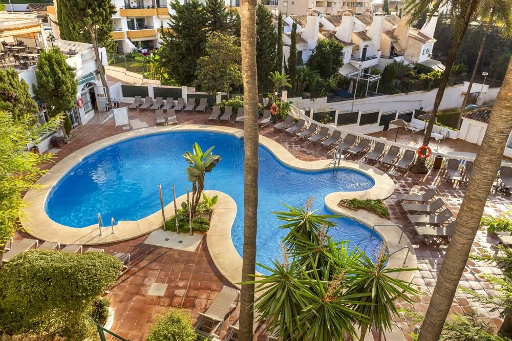 حوض السباحة