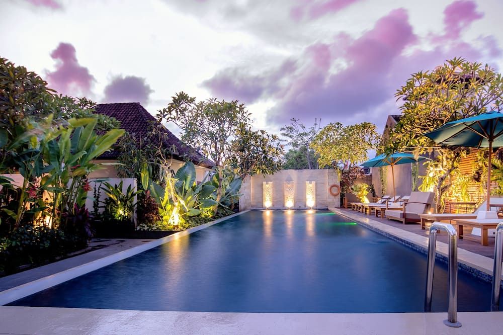 حوض السباحة