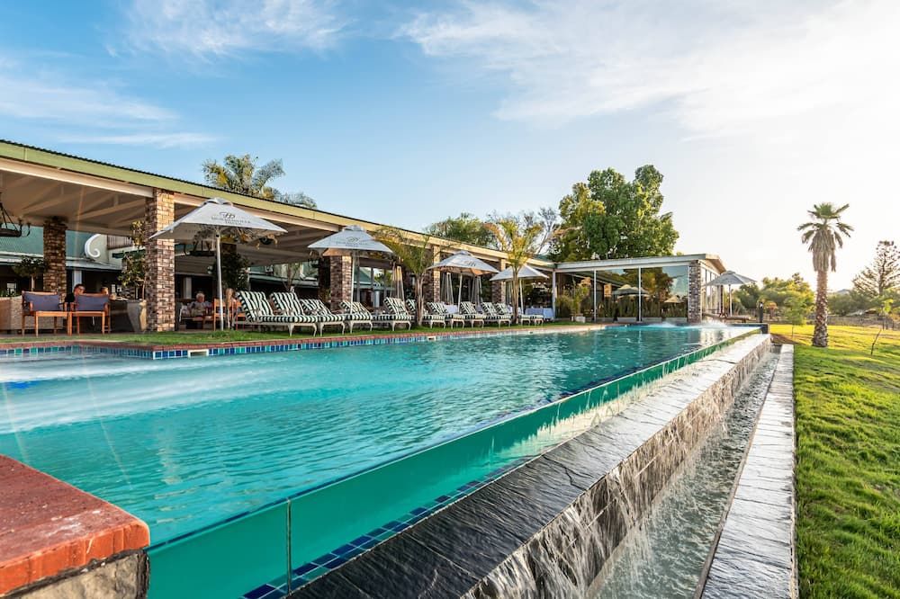 حوض السباحة