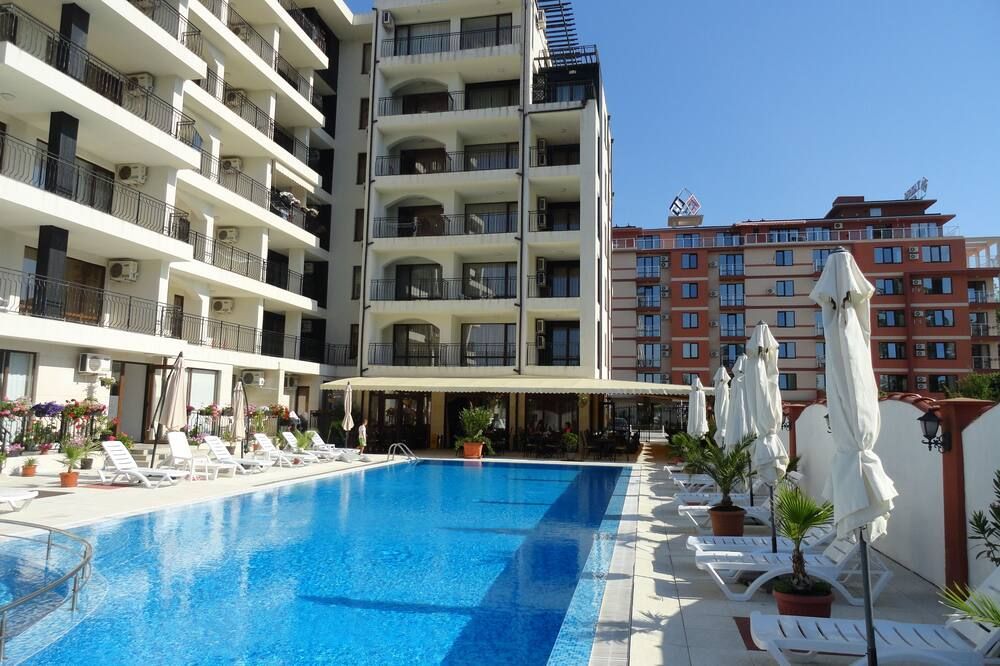 حوض السباحة