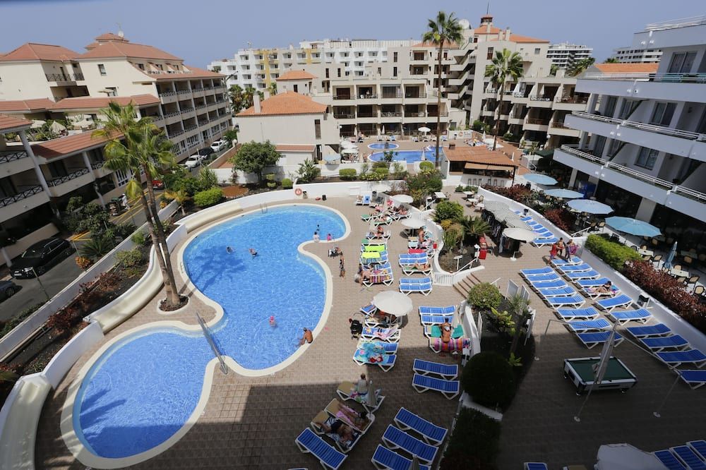 حوض السباحة