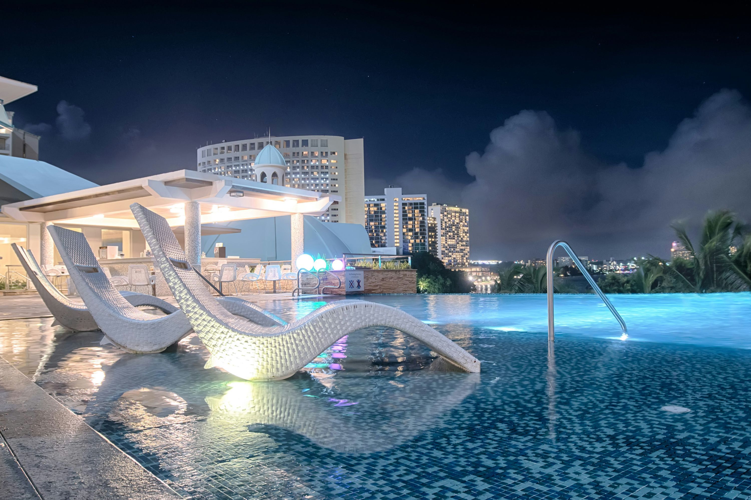 حوض السباحة