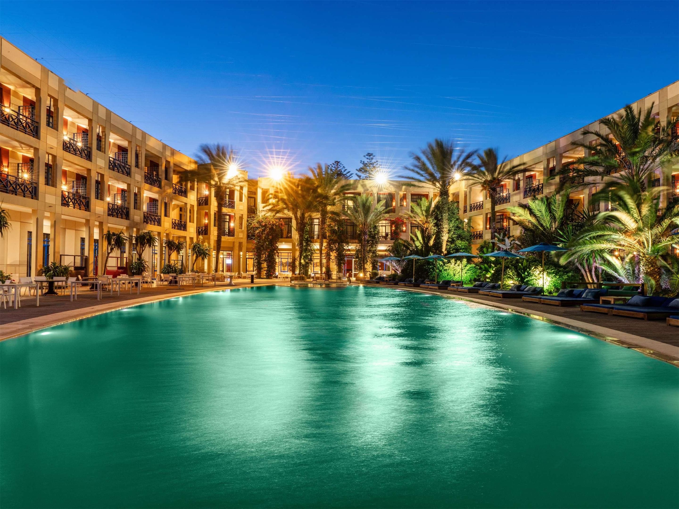 حوض السباحة