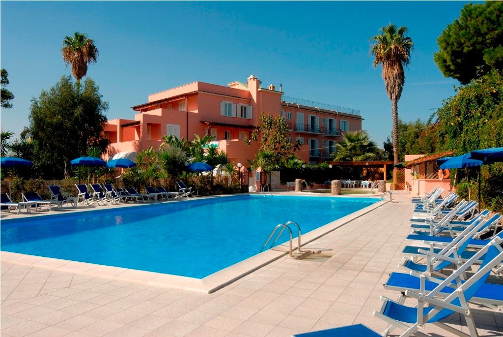 حوض السباحة