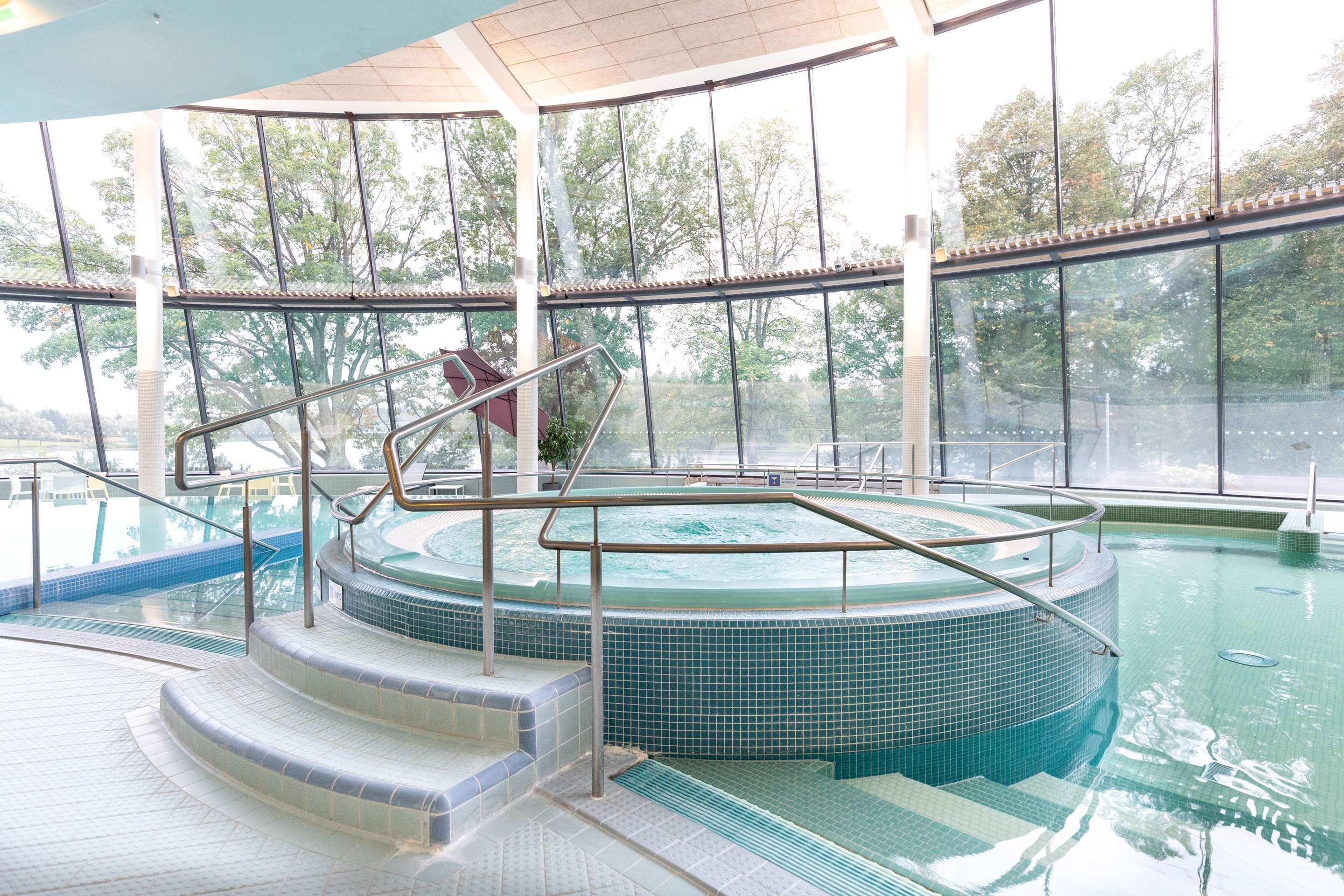 حوض السباحة