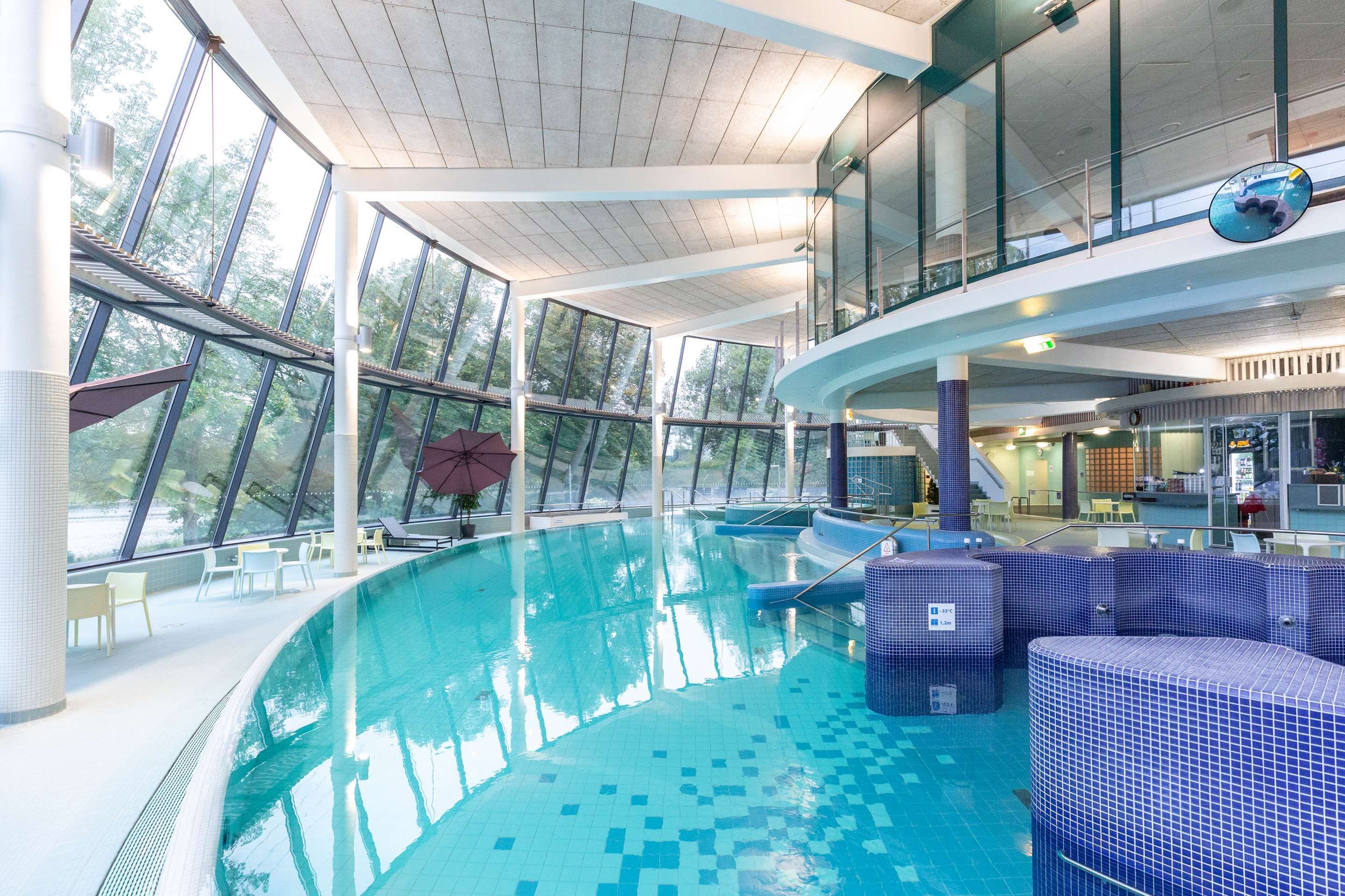 حوض السباحة