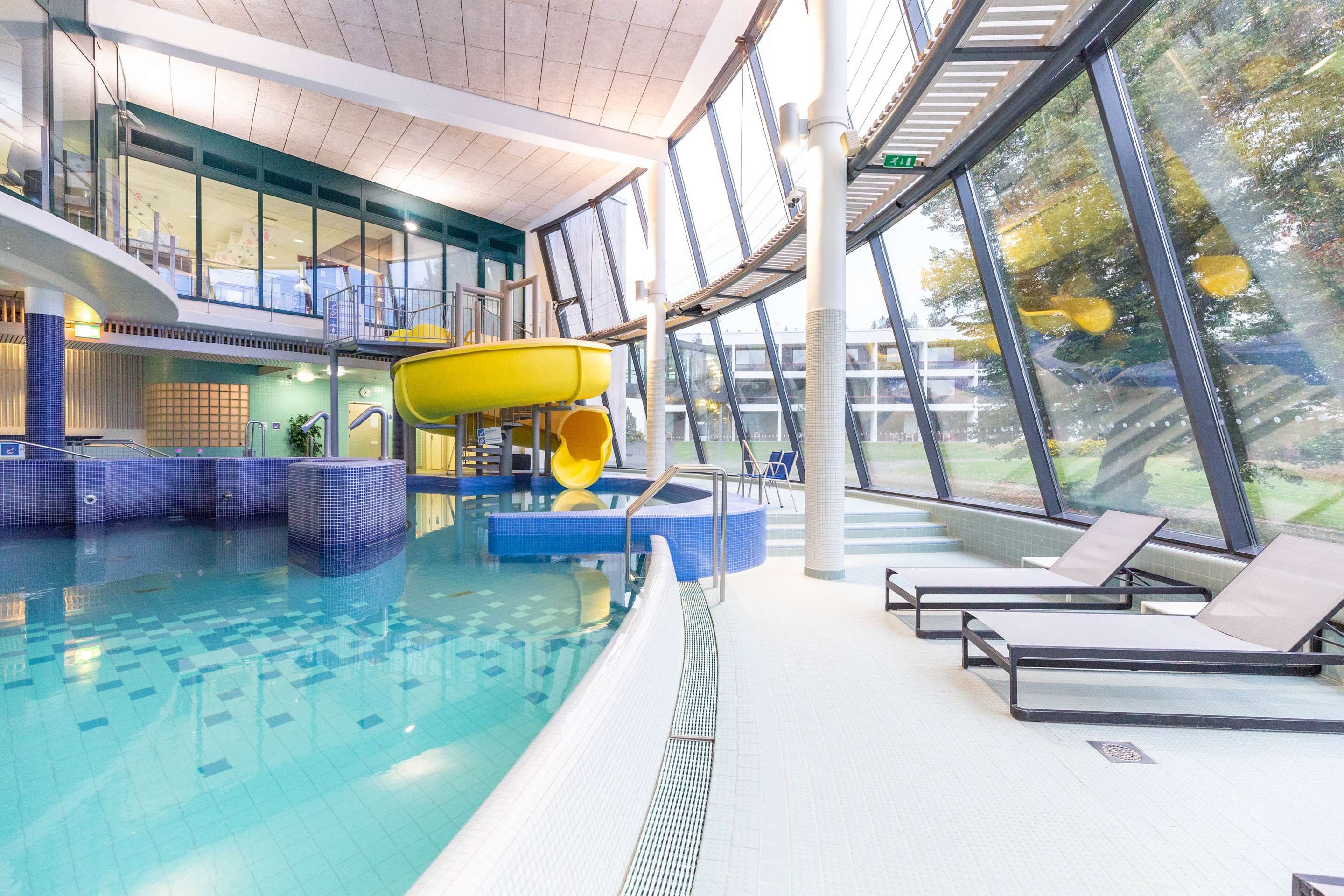 حوض السباحة