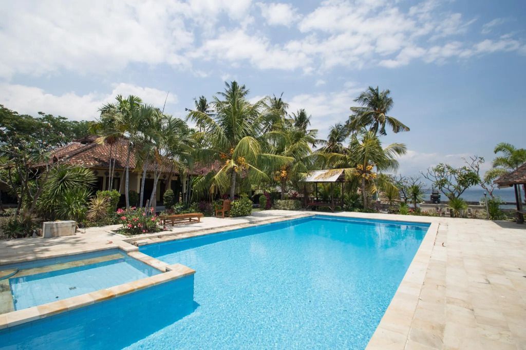 حوض السباحة