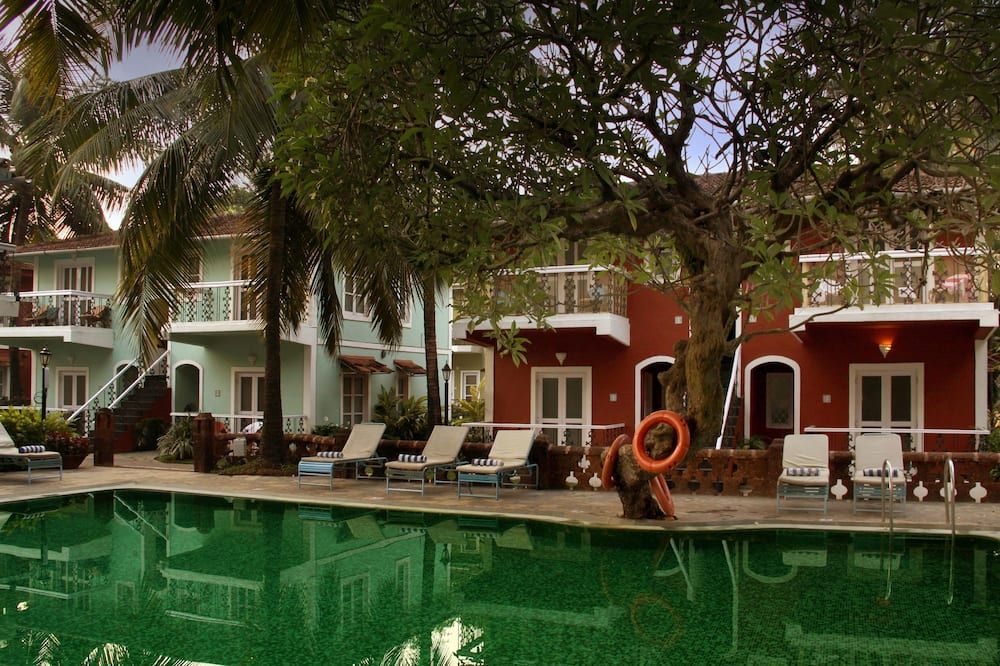 حوض السباحة