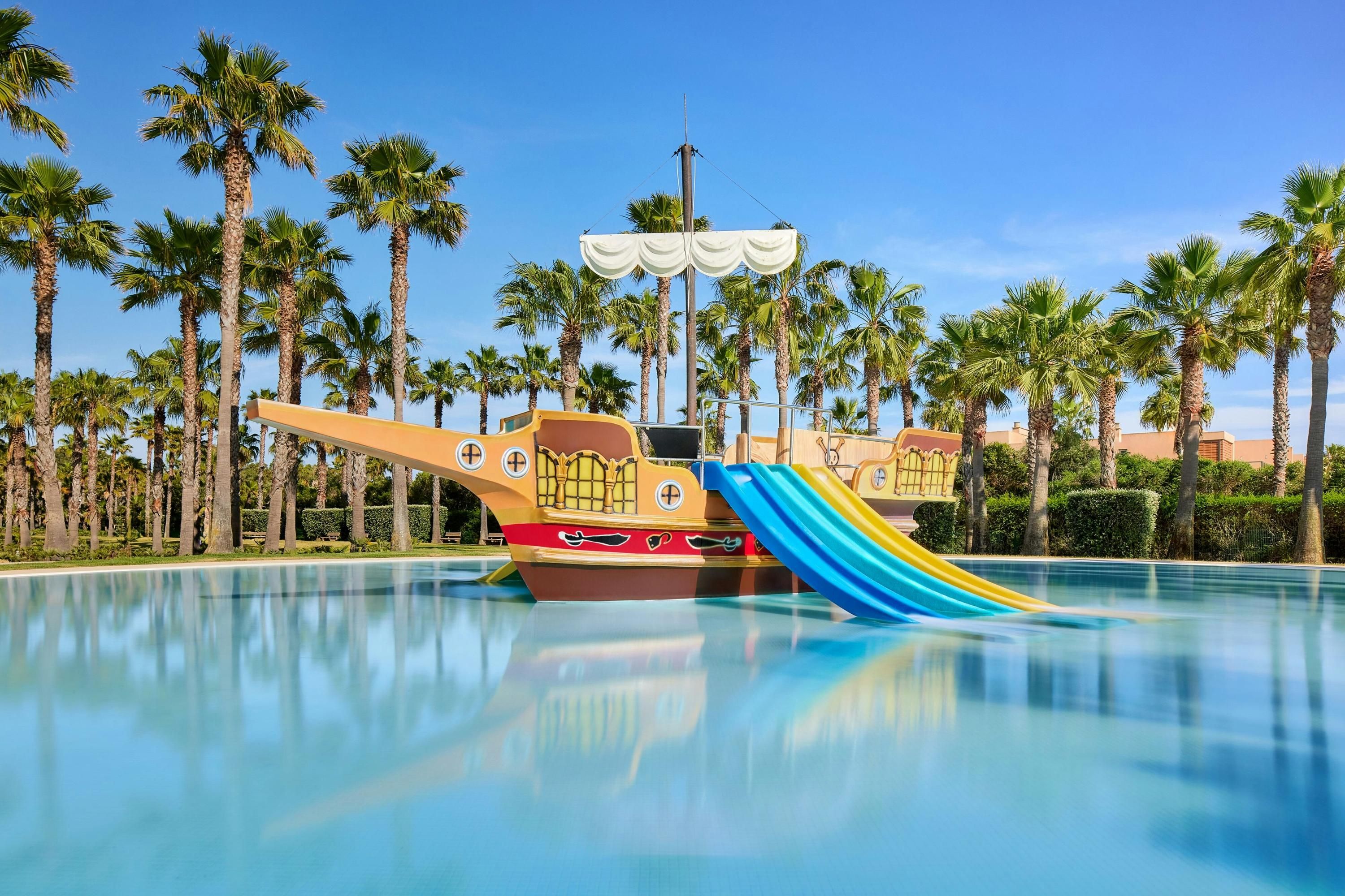 حوض السباحة