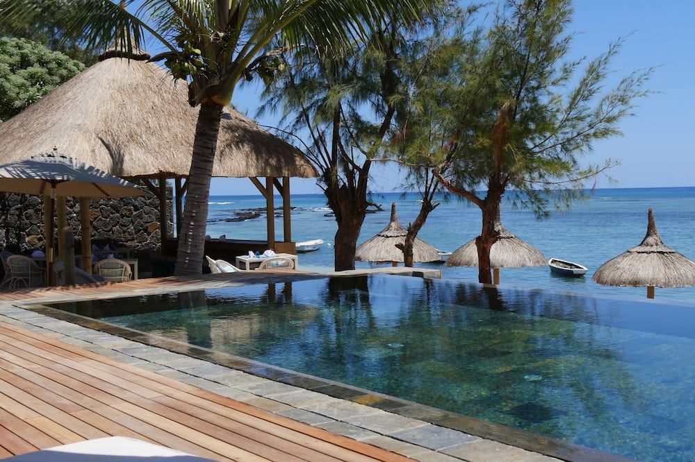 حوض السباحة