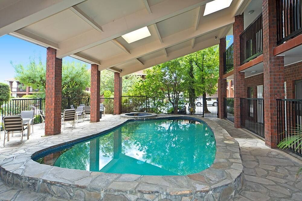 حوض السباحة