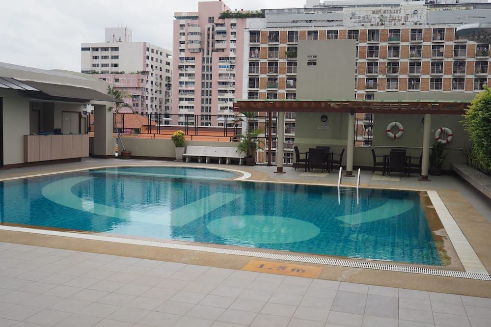 حوض السباحة