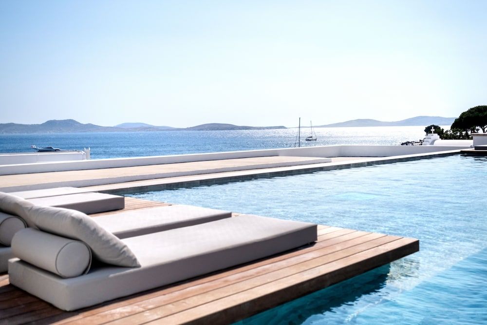 حوض السباحة