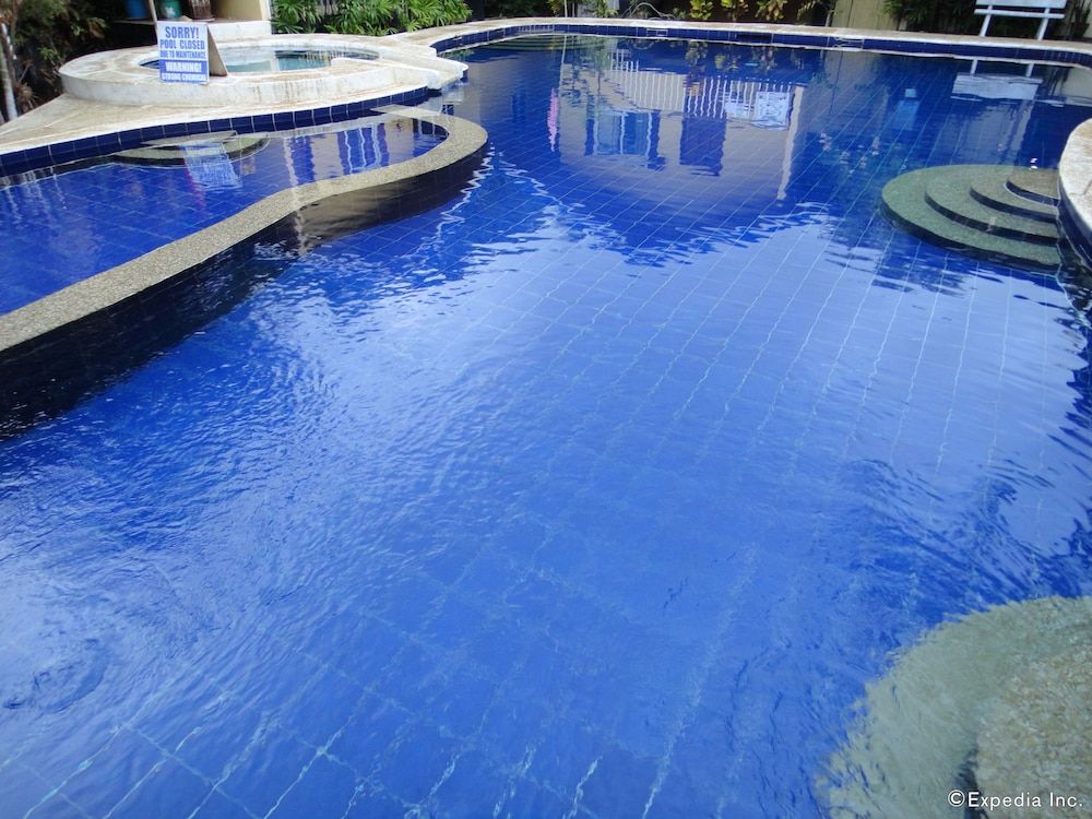 حوض السباحة