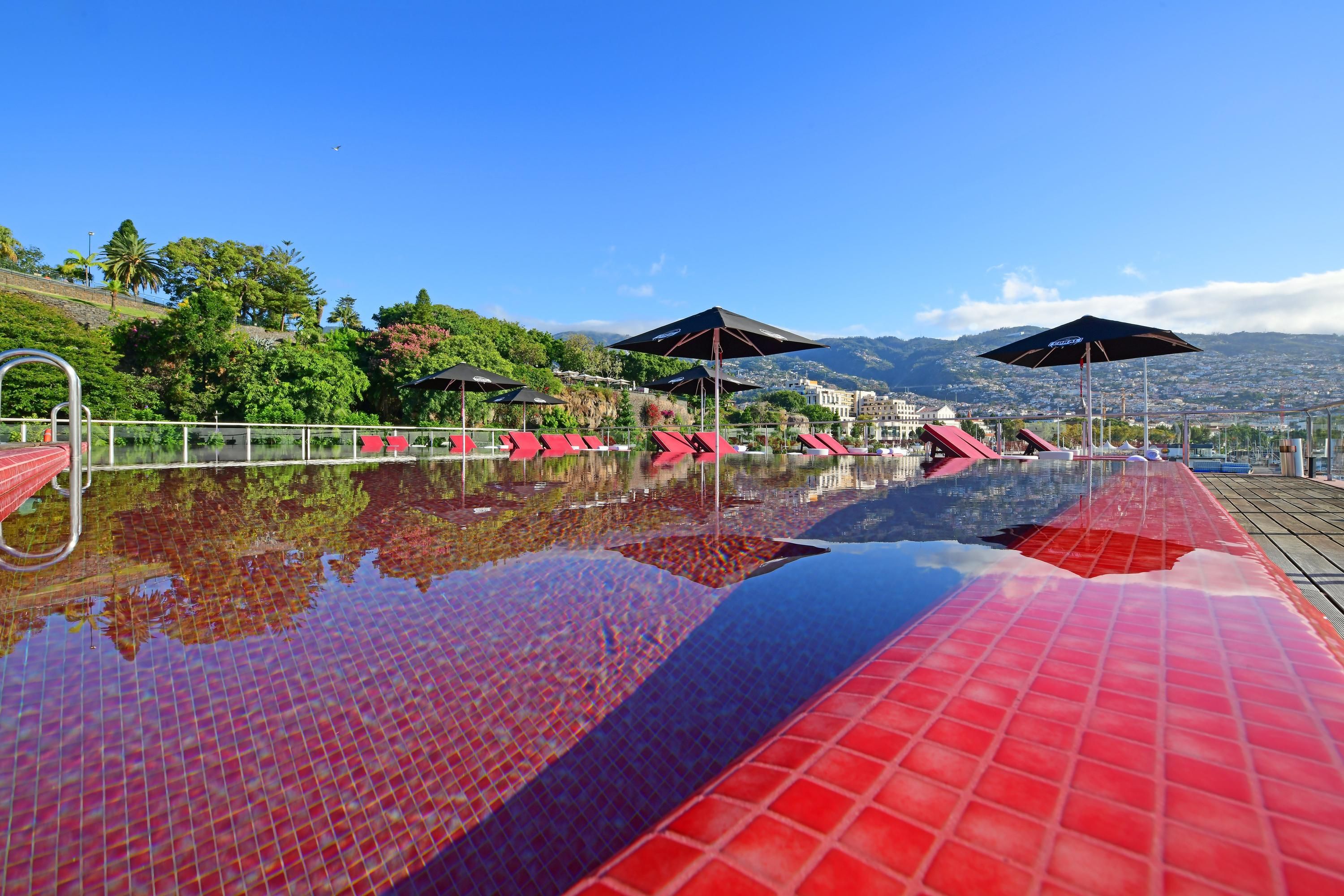 حوض السباحة