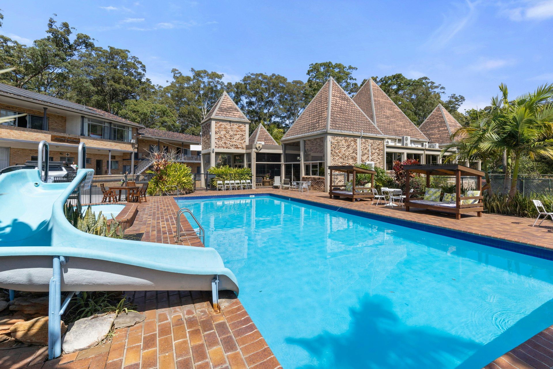 حوض السباحة