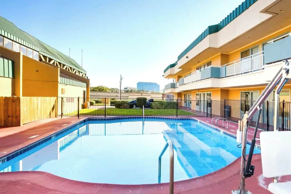 حوض السباحة صورة