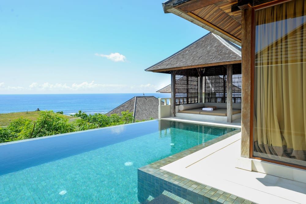 حوض السباحة