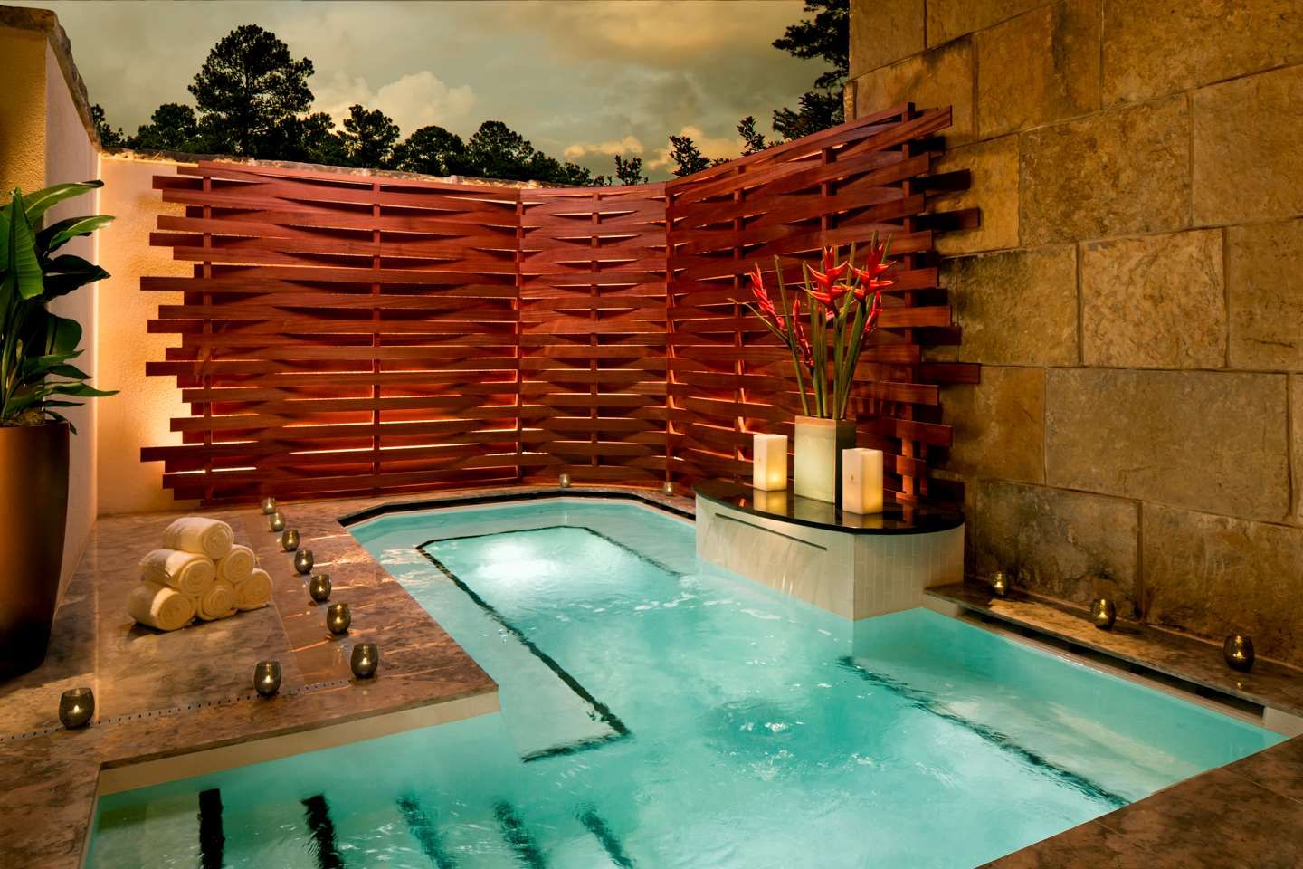 حوض السباحة