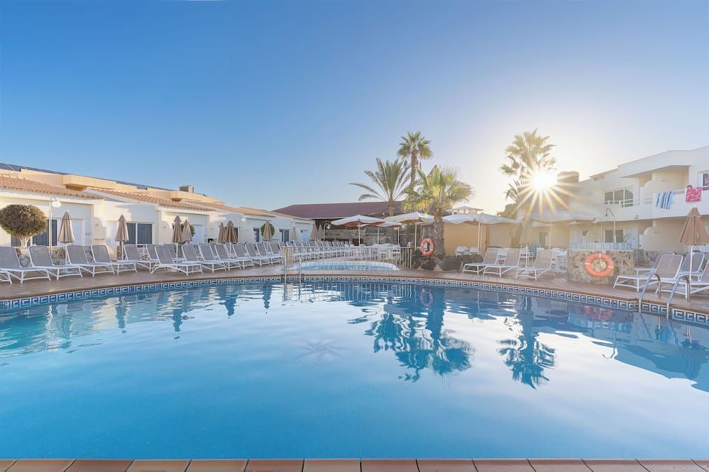 حوض السباحة