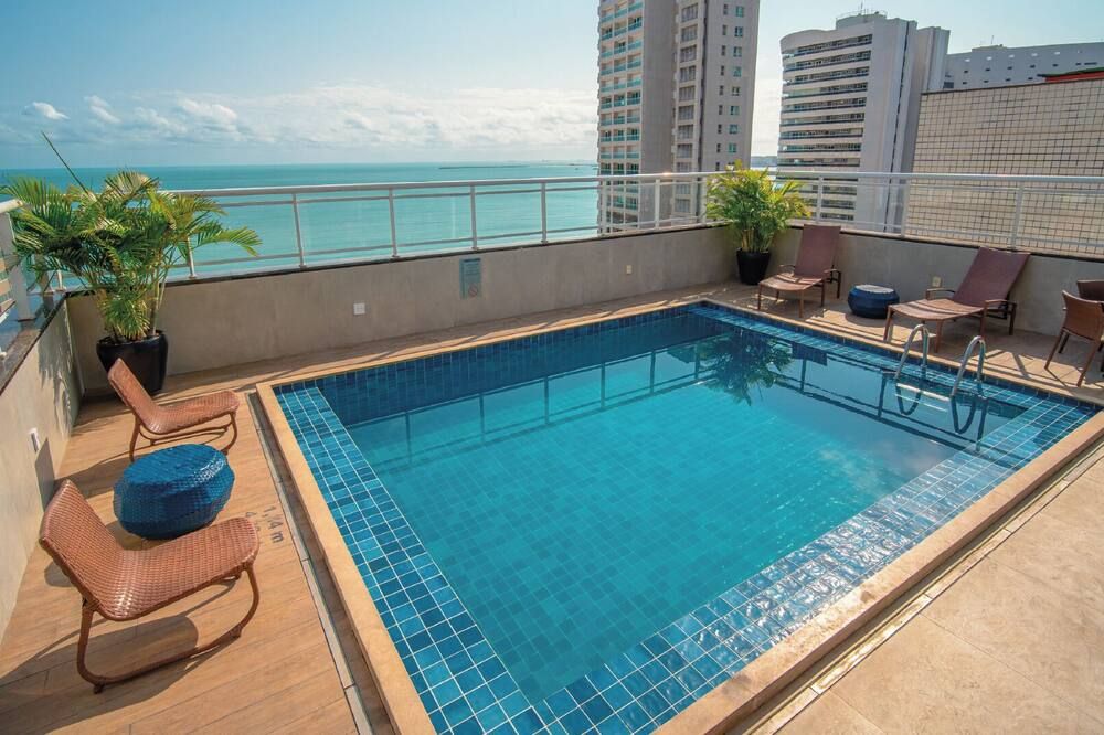 حوض السباحة