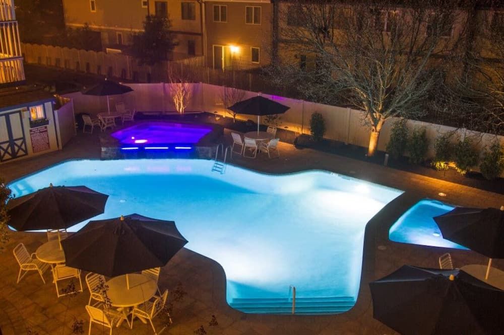 حوض السباحة