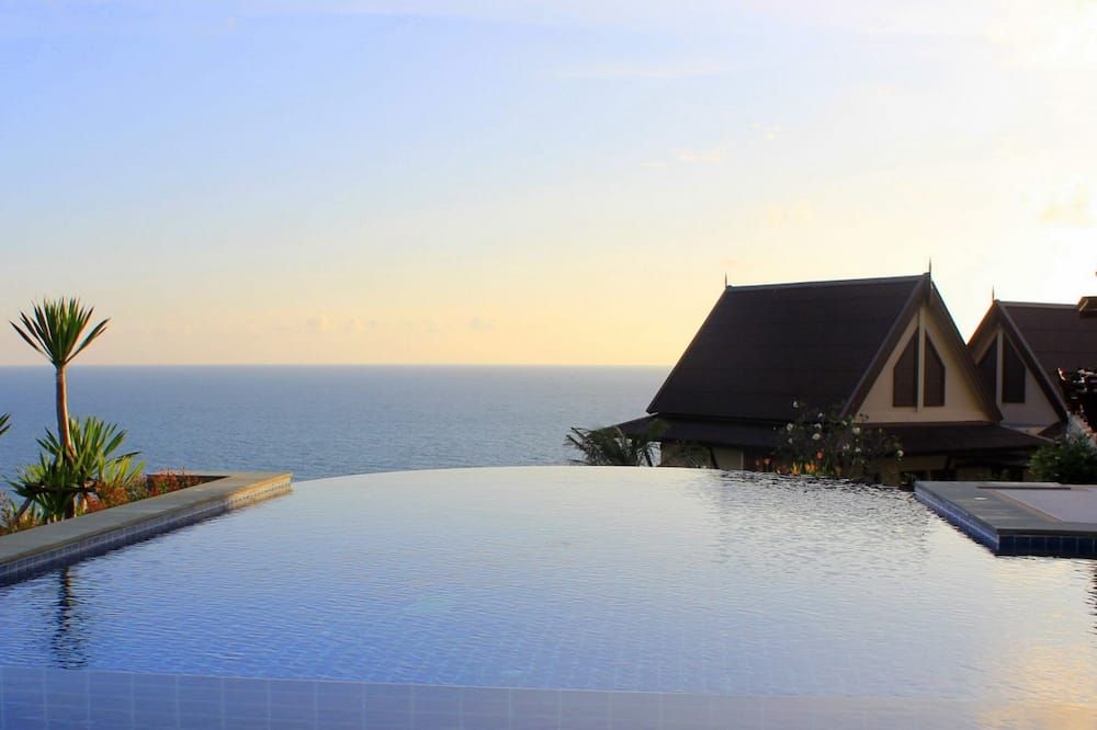 حوض السباحة