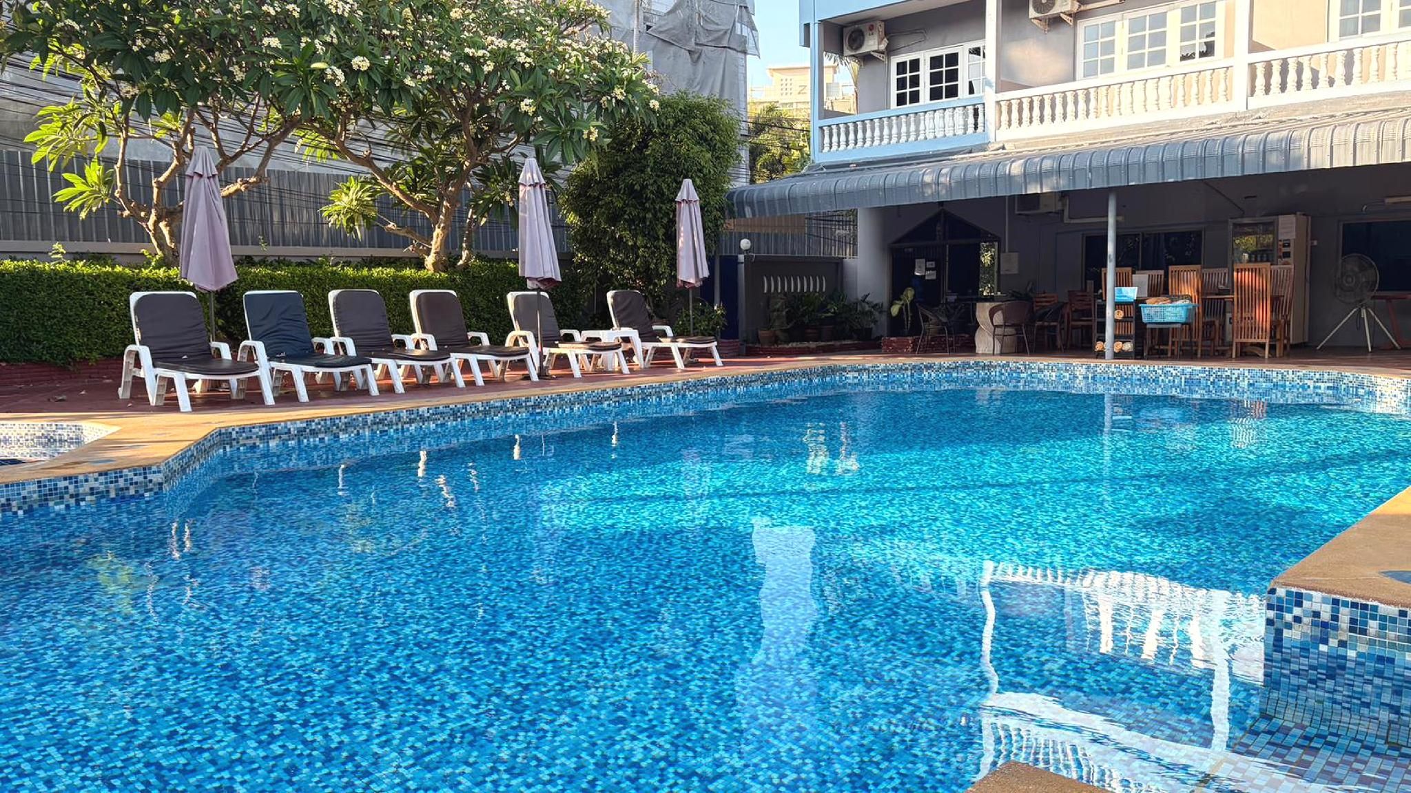 حوض السباحة