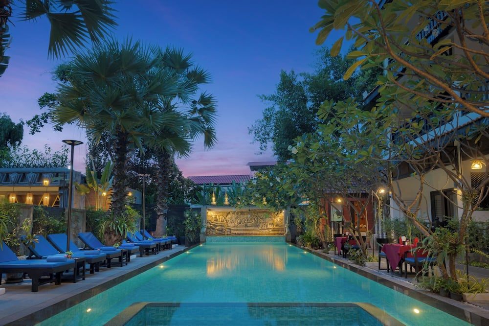 حوض السباحة